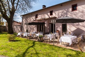 Déjeuner et dîner servis sur place, spécialités Cuisine française