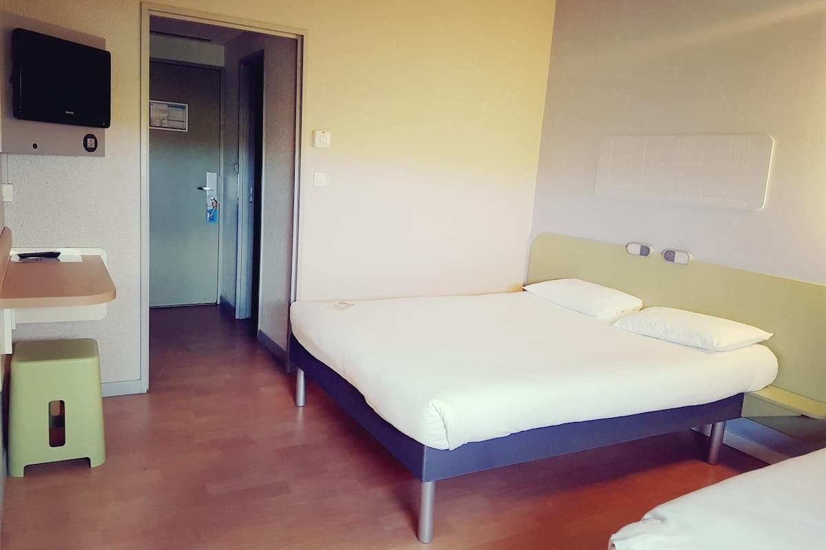 Triple Room, Multiple Beds | Soundproofing, iron/ironing board, free WiFi, bed sheets