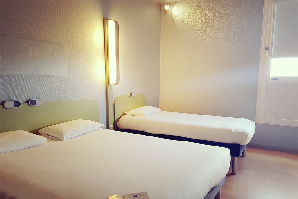 Triple Room, Multiple Beds | Soundproofing, iron/ironing board, free WiFi, bed sheets