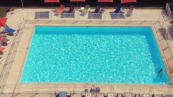 Een seizoensgebonden buitenzwembad