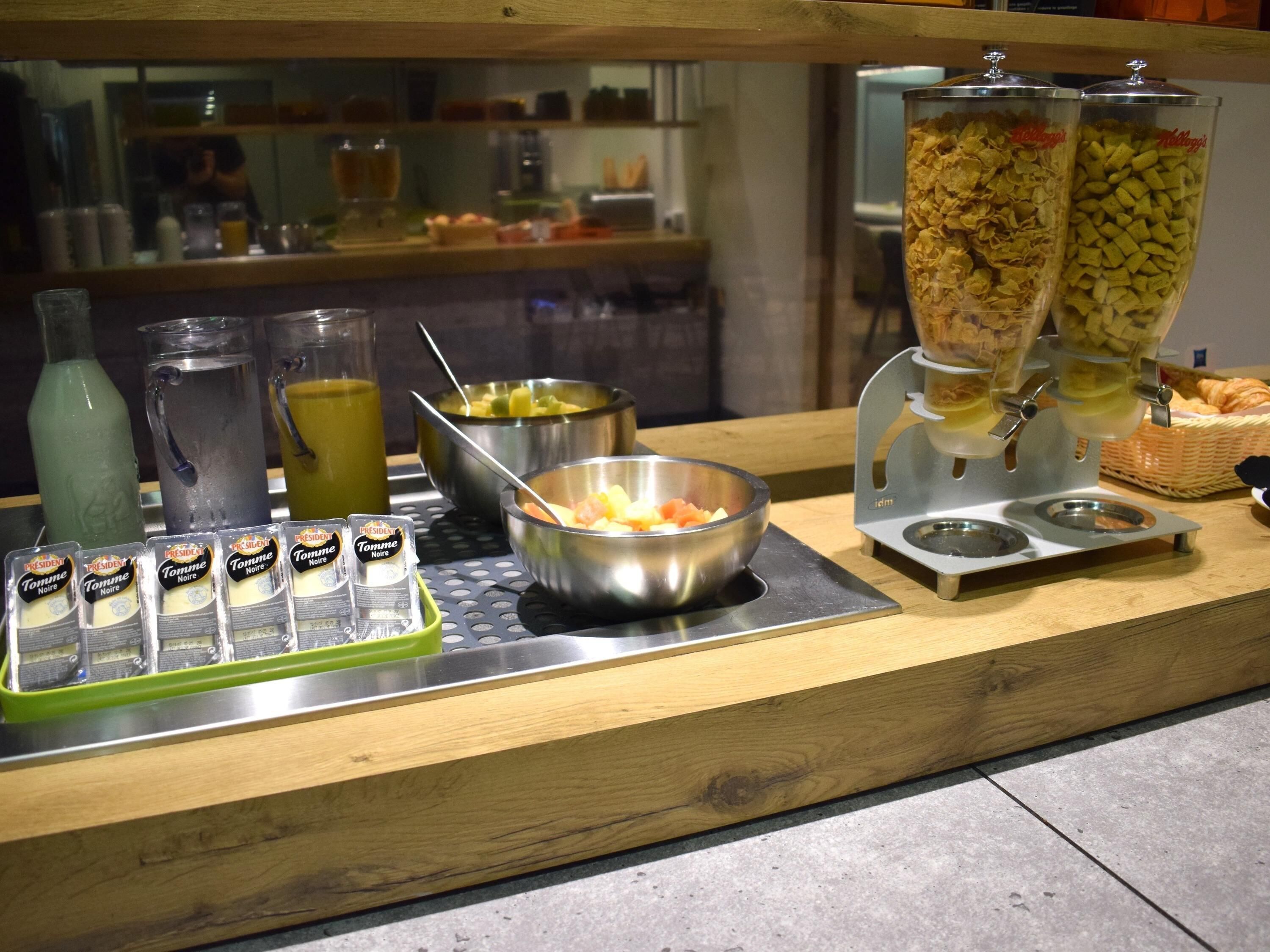 Un buffet proposant une variété de plats et de boissons.