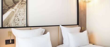 Hochwertige Bettwaren, Schreibtisch, Verdunkelungsvorhänge