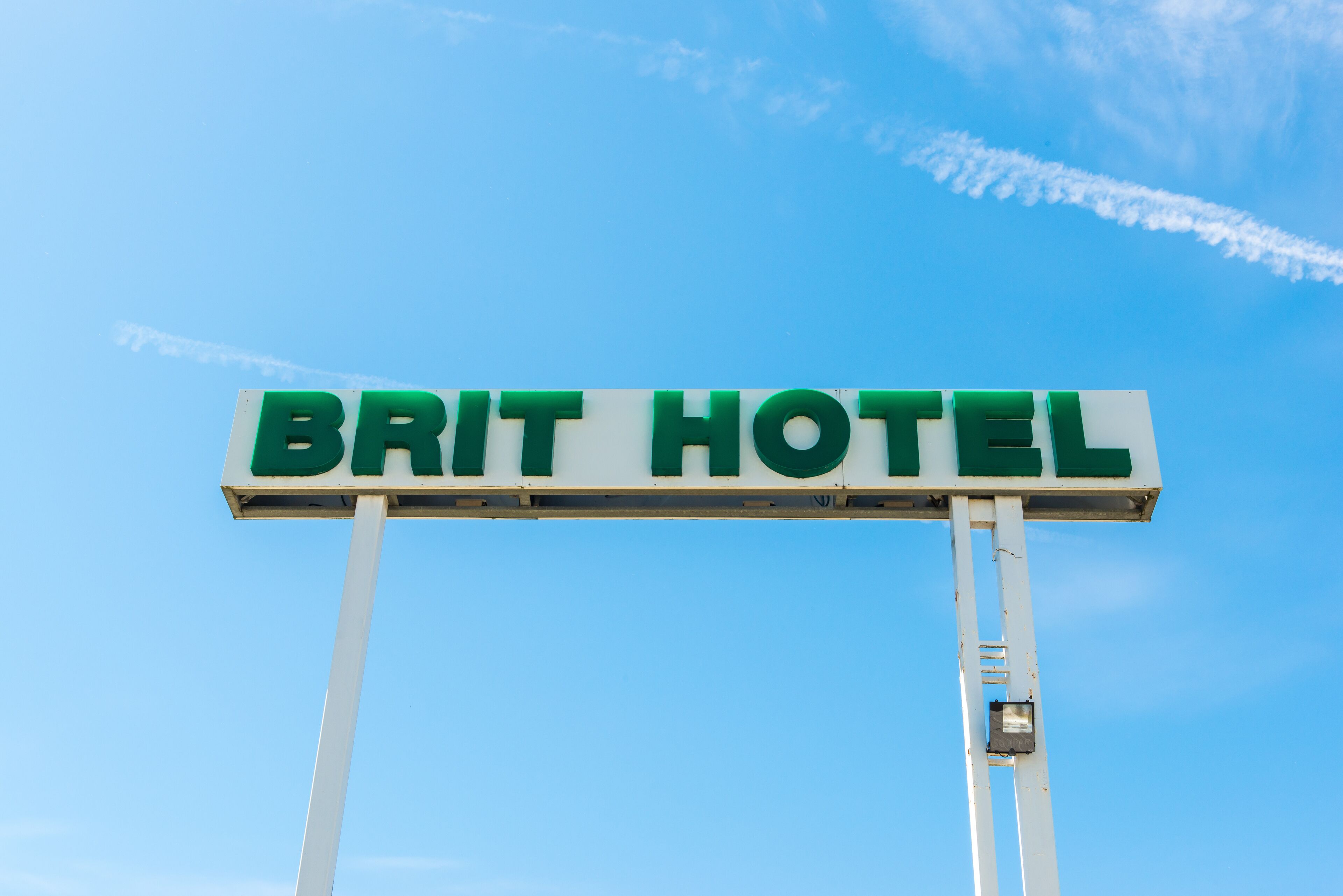 Segnaletica Brit Hotel con un cielo azzurro sullo sfondo.