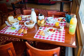 Daily buffet breakfast (EUR 14 per person) - Brit Hotel Blois - Le Préma (Blois)