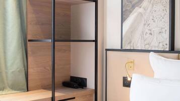 Ein Schlafzimmer mit Bett, Schreibtisch und integriertem Bücherregal.