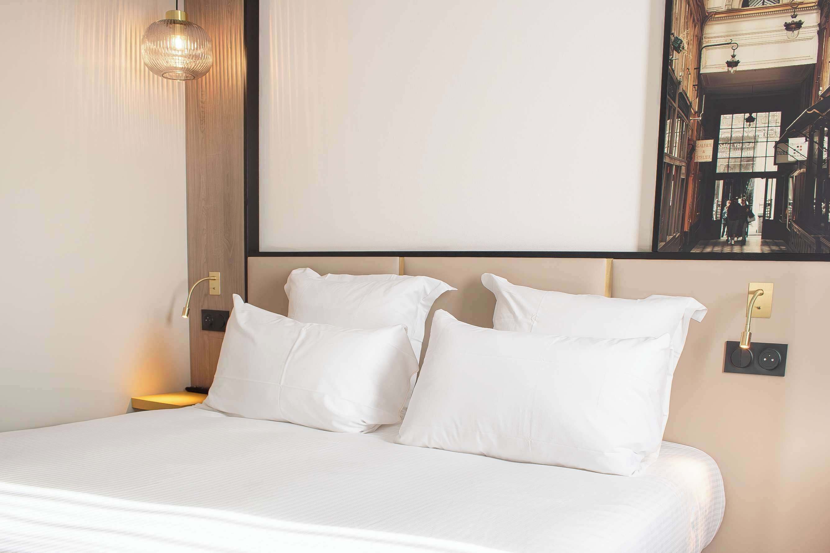 Literie de qualité supérieure, bureau, rideaux occultants