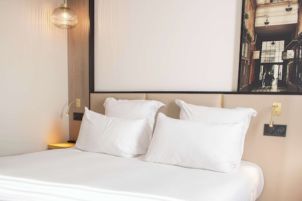 Luxe beddengoed, een bureau, verduisterende gordijnen