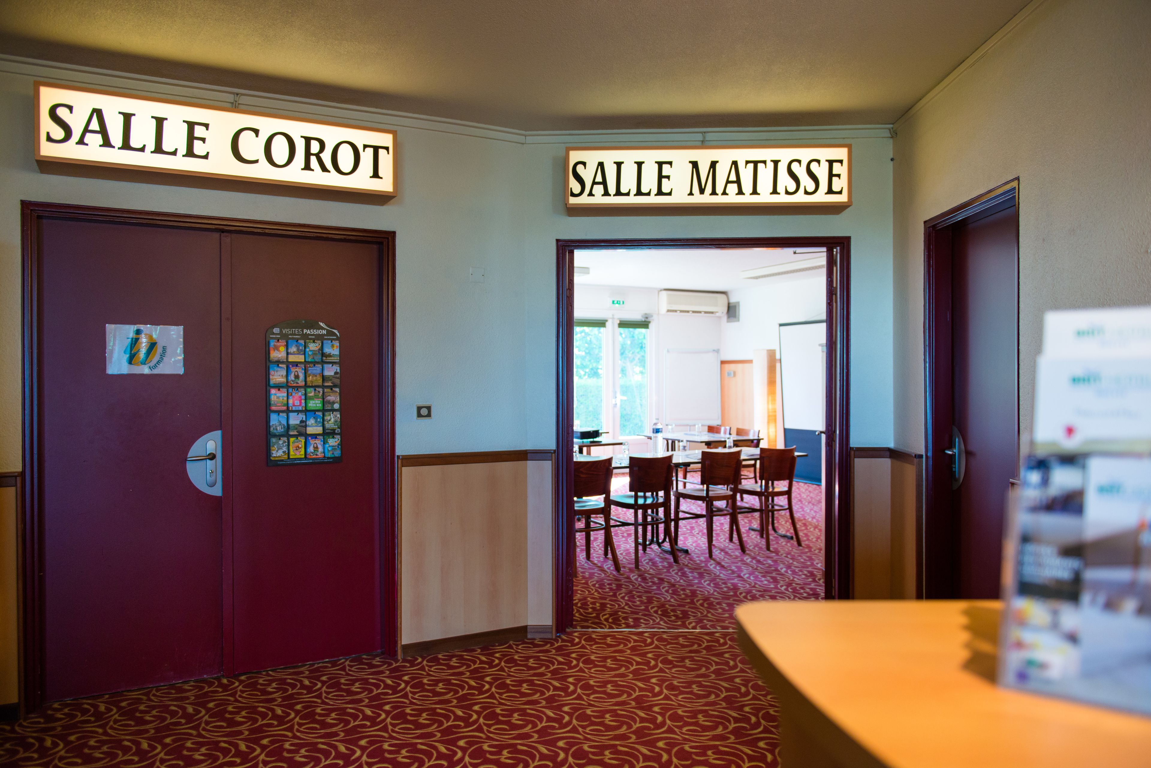 A hotel corridor with doors labeled 'SALLE COROT' and 'SALLE MATISSE'.