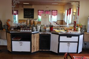 Petit déjeuner buffet (14 EUR par personne)