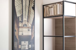 Ropa de cama de alta calidad, escritorio y cortinas blackout