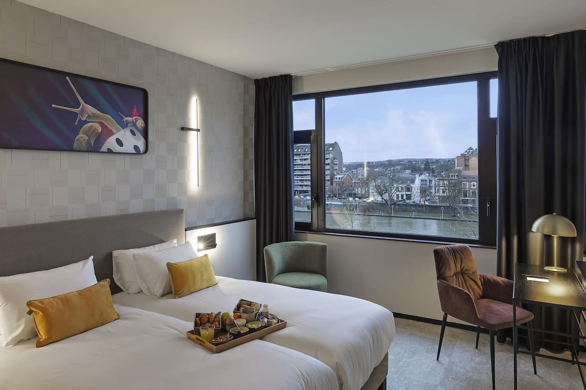 1 sovrum, värdeförvaringsskåp på rummet och skrivbord