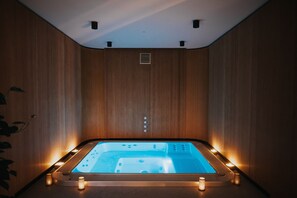 Indoor spa tub