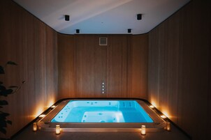 Bañera de hidromasaje interior