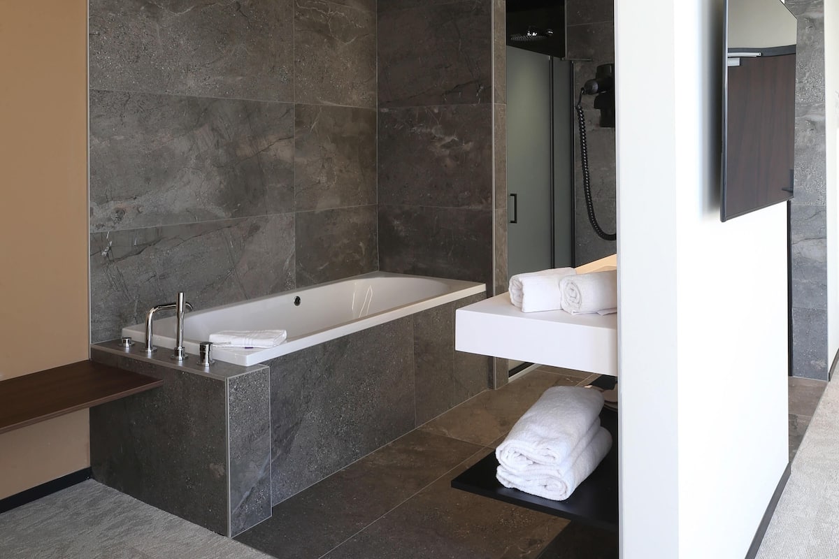 Junior Suite, 1 King Bed, Bathtub, River View