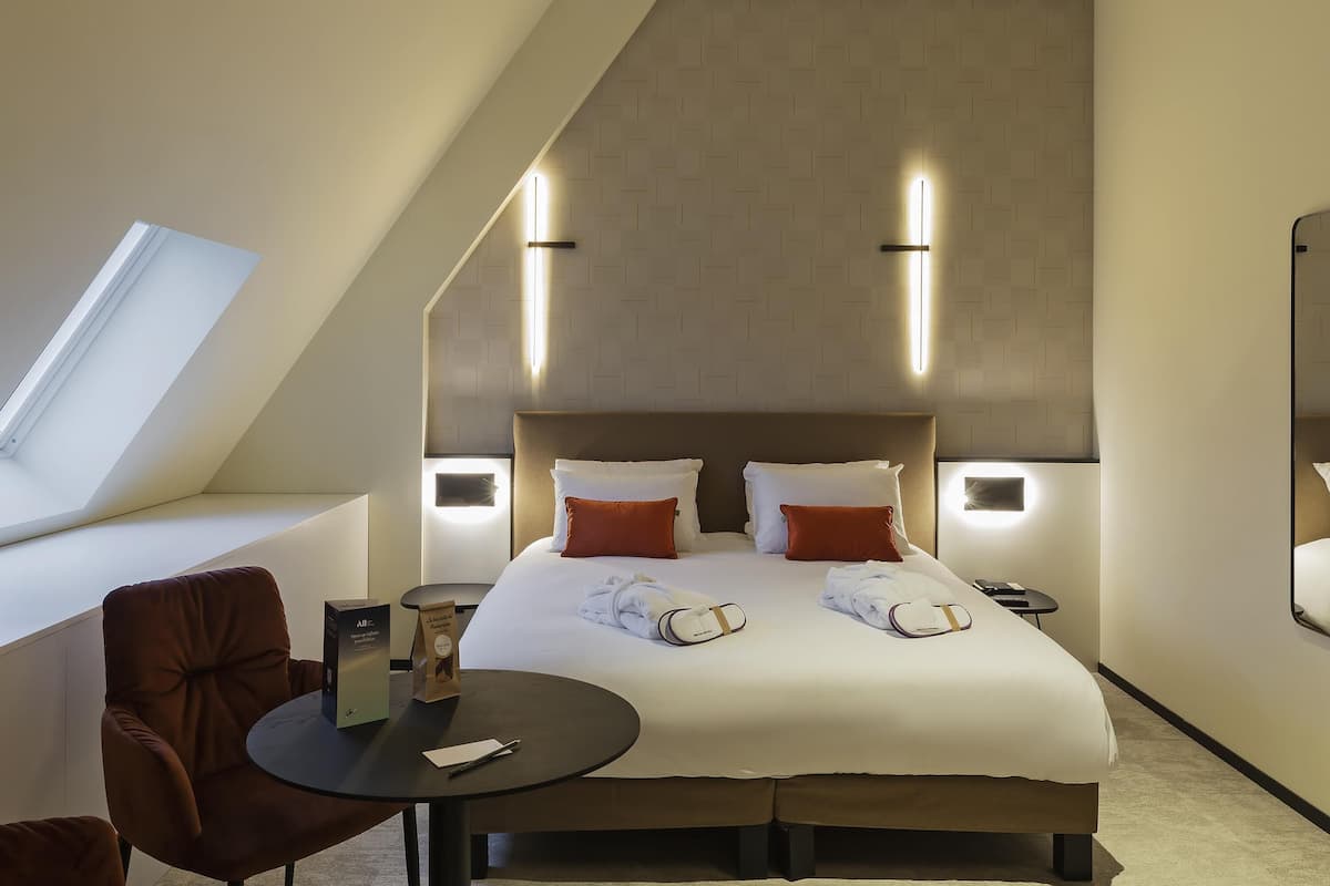 1 sovrum, värdeförvaringsskåp på rummet och skrivbord