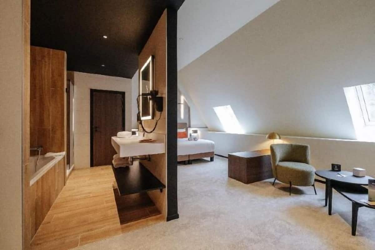 1 bedroom, in-room safe, desk, iron/ironing board