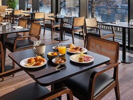 Desayuno buffet diario (EUR 24 por persona)