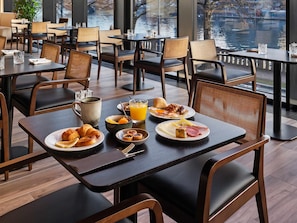 Tägliches Frühstücksbuffet (24 EUR pro Person)