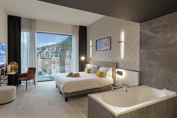 Junior Suite, 1 Double Bed, Bathtub, River View | 1 bedroom, in-room safe, desk, iron/ironing board - Mercure Namur Hotel (Namur)