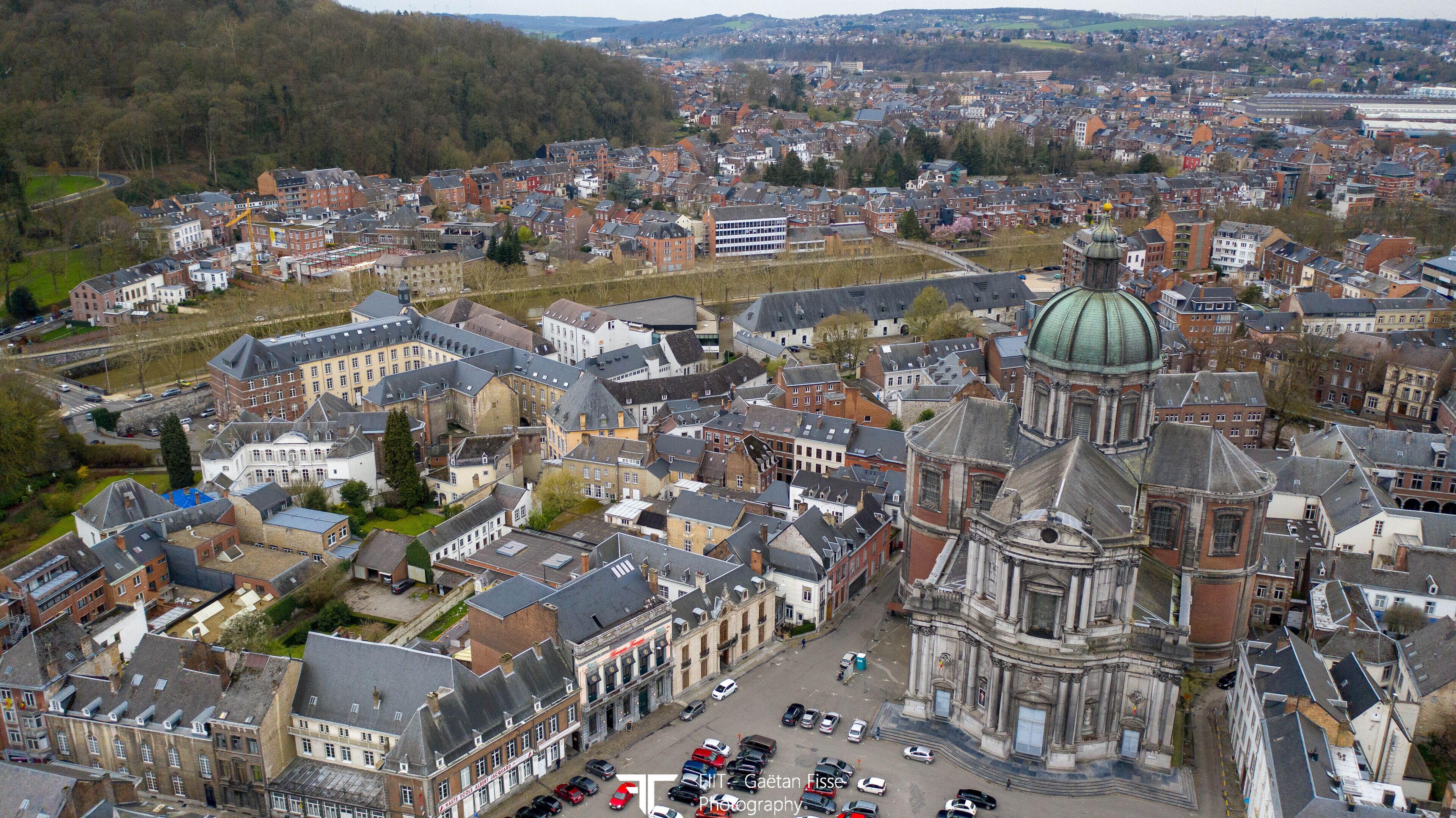 Luchtbeeld van een historische stad met een opvallende kerk, gekenmerkt door een grote koepel en ingewikkelde architectuur.