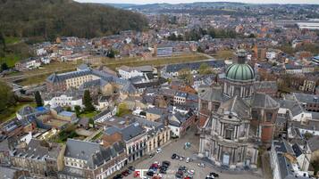 Luchtbeeld van een historische stad met een opvallende kerk, gekenmerkt door een grote koepel en ingewikkelde architectuur.