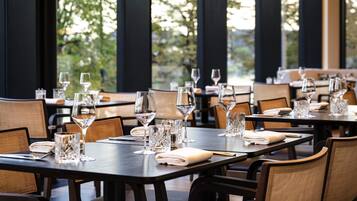 Breakfast, lunch, dinner served; French cuisine