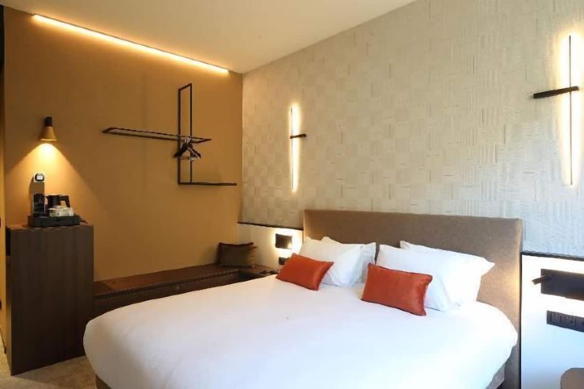 1 bedroom, in-room safe, desk, iron/ironing board