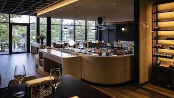 Se sirven desayunos, almuerzos y cenas; cocina francesa