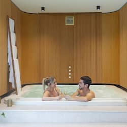 Indoor spa tub