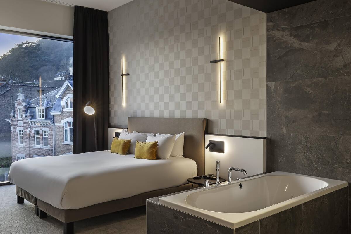 Junior Suite, 1 Double Bed, Bathtub, River View | 1 bedroom, in-room safe, desk, iron/ironing board (on request)