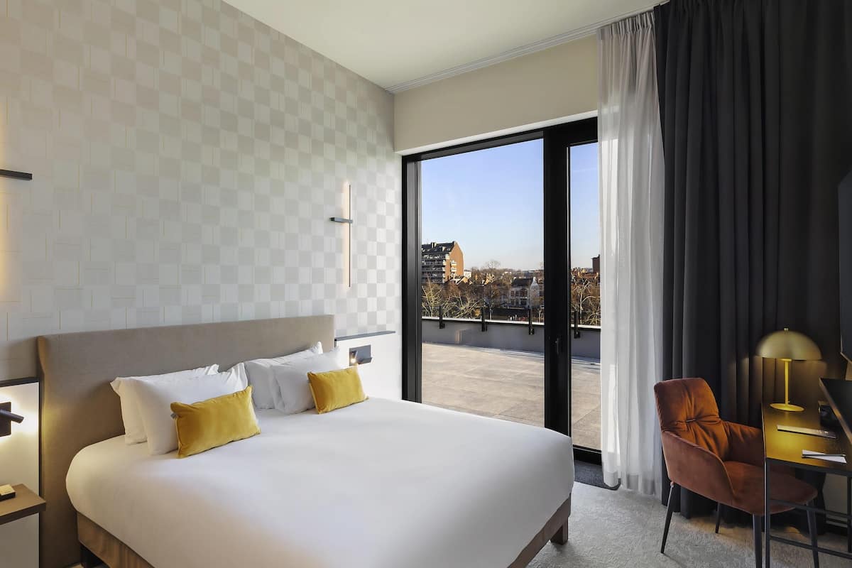 Privilege, Chambre, 1 trĂšs grand lit, terrasse, vue sur le fleuve | 1 chambre, coffre-fort, bureau, fer et planche Ă repasser