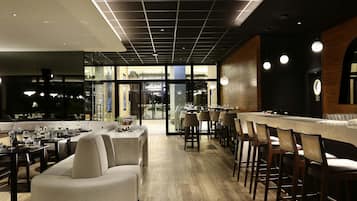 Petit déjeuner, déjeuner et dîner servis sur place