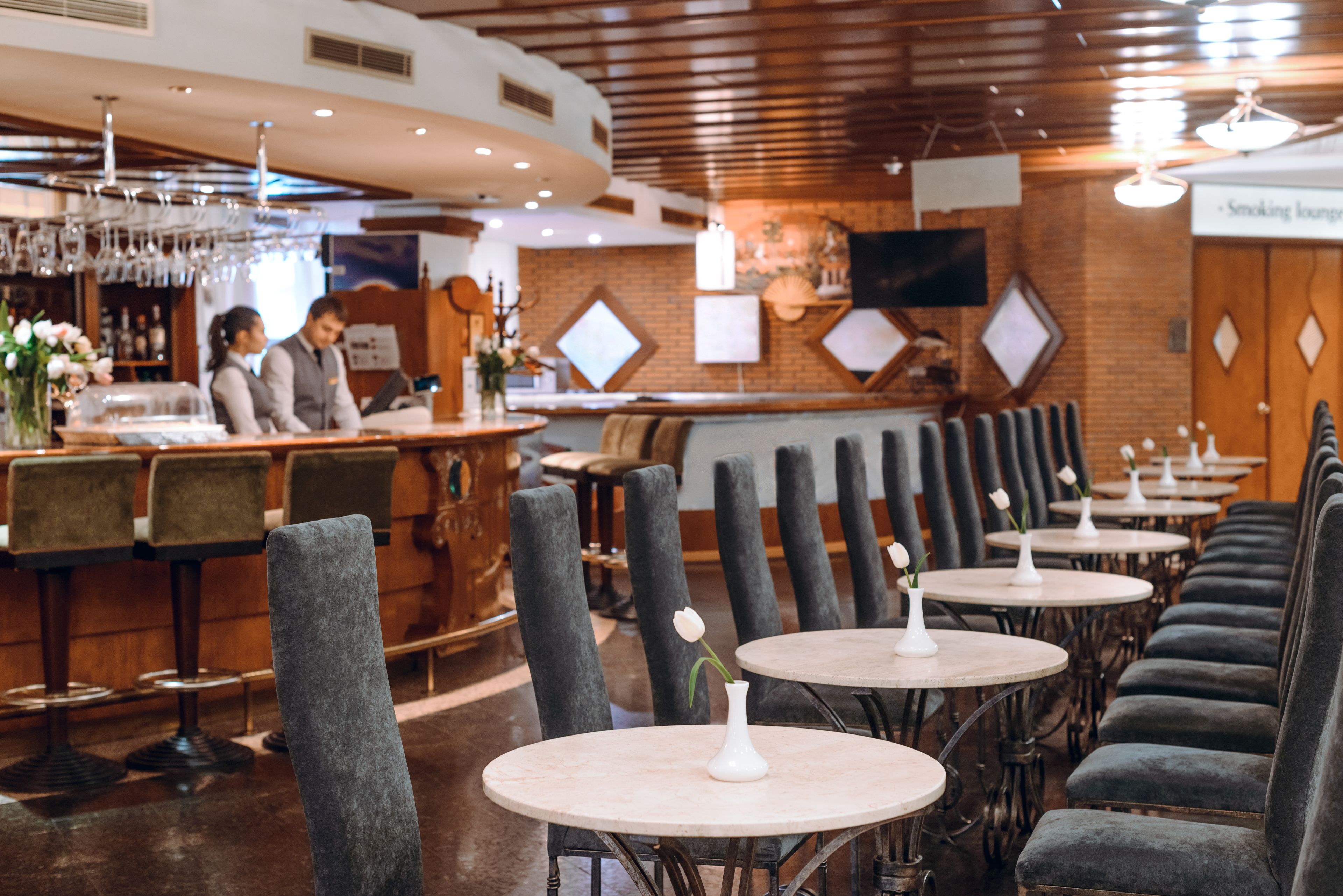 2 bars/lounges
