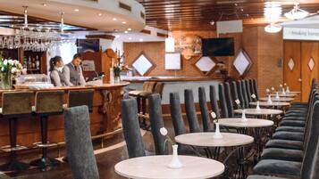 2 bars/lounges