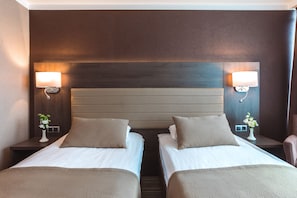 Premier-Zweibettzimmer, 2 Einzelbetten | Zimmersafe, Schreibtisch, laptopgeeigneter Arbeitsplatz