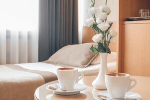 Standard İki Ayrı Yataklı Oda, 2 Tek Kişilik Yatak | Odada kasa, masa, dizüstü bilgisayar çalışma alanı, güneşlik/perde 