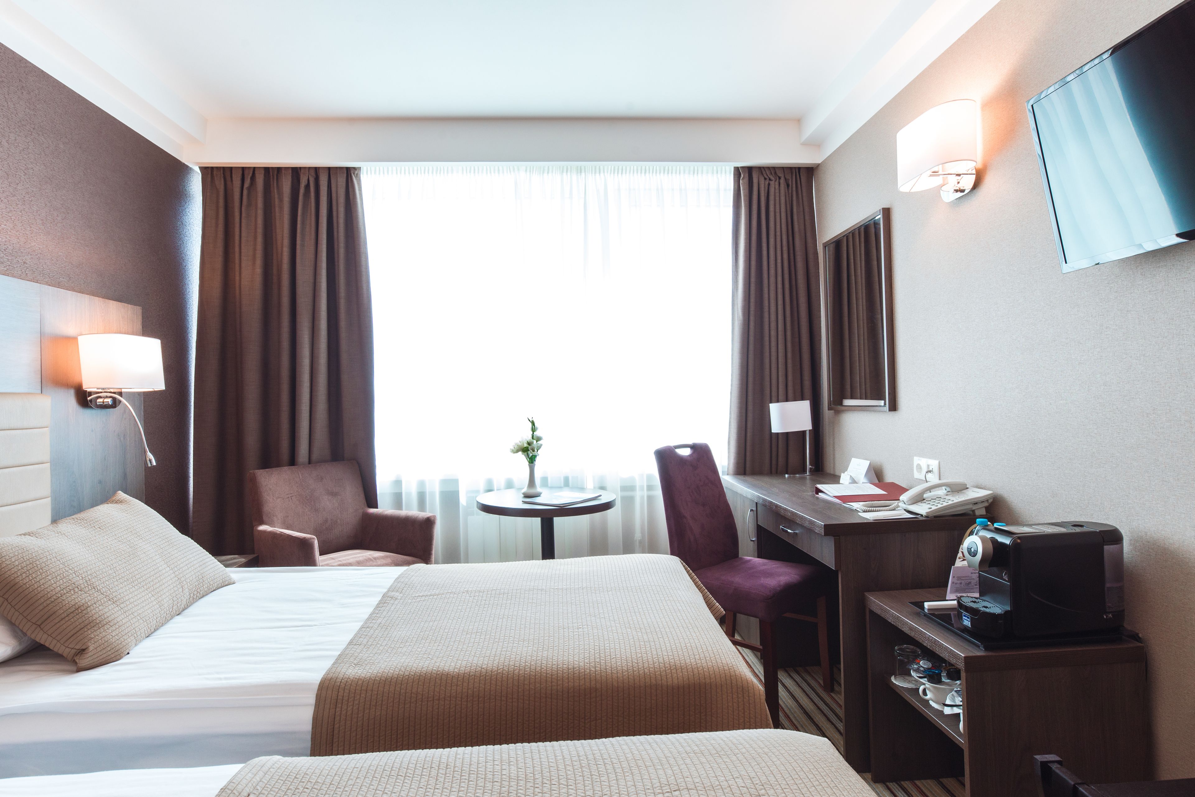 Premier tvåbäddsrum - 2 enkelsängar | Värdeförvaringsskåp på rummet, skrivbord och arbetsyta för laptop