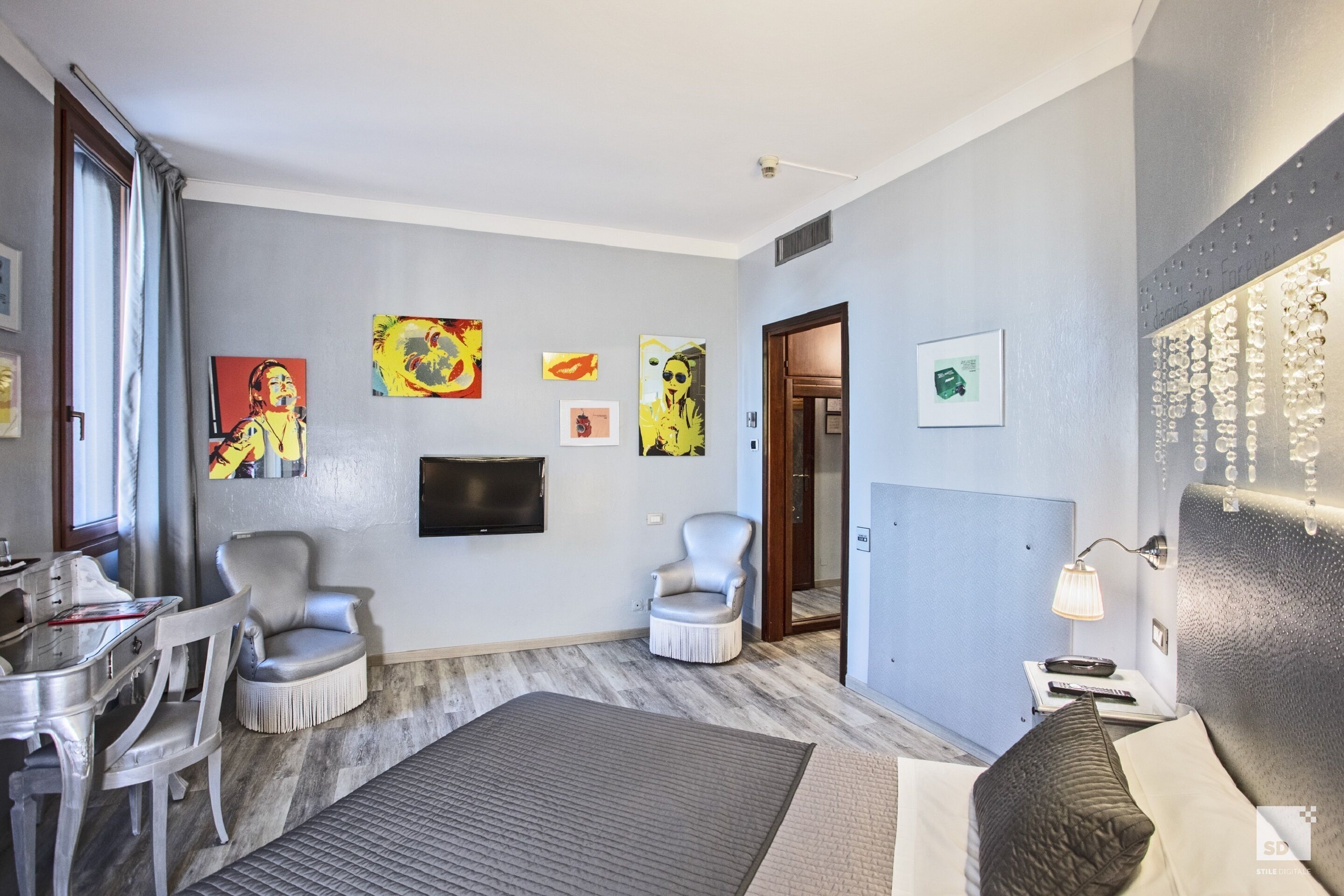 오리/거위털 이불, 미니바, 객실 내 금고, 책상