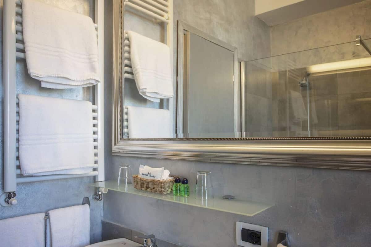 Bathroom | Free toiletries, hair dryer, bidet, towels