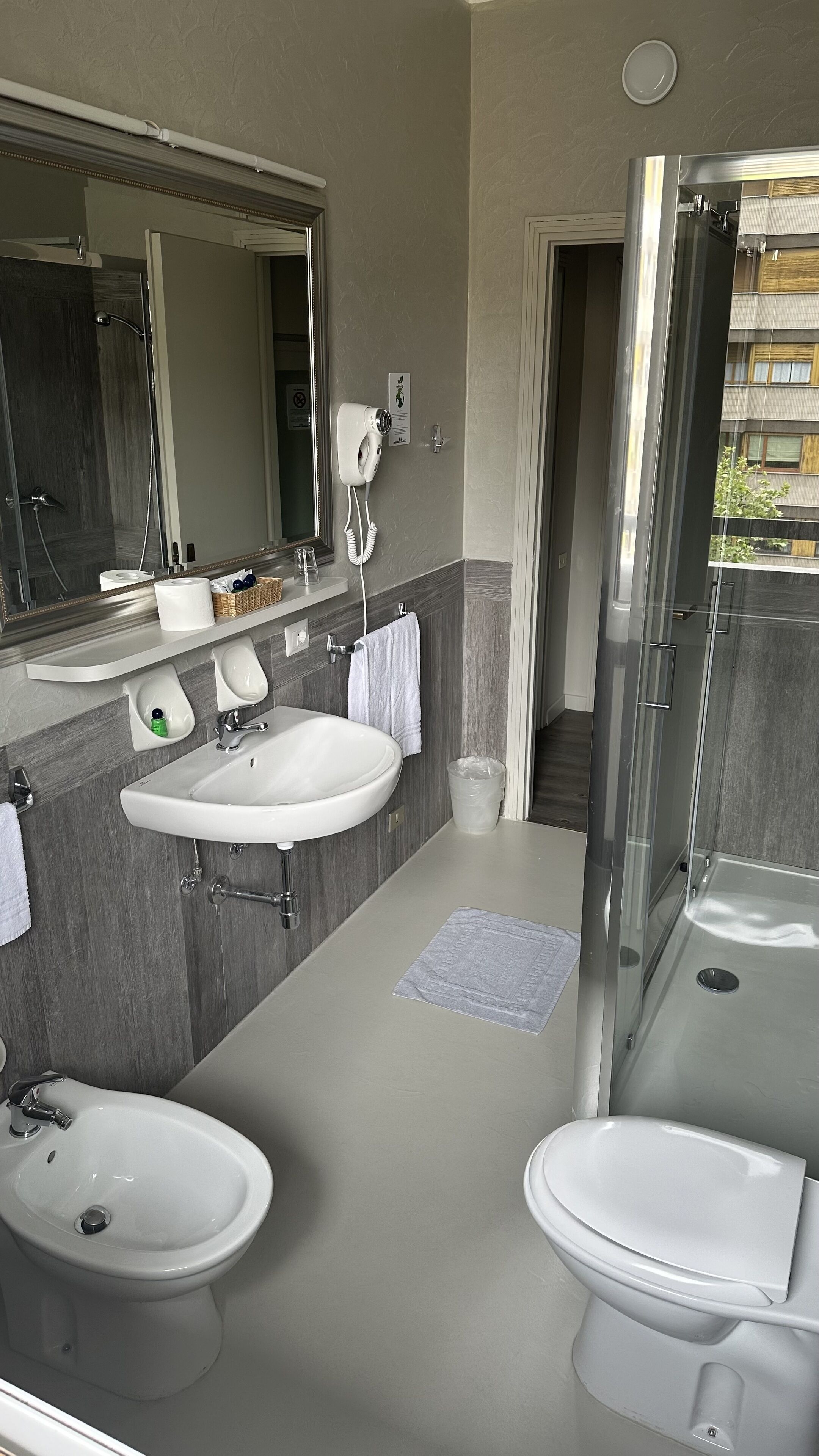 Photo - Admiral Hotel