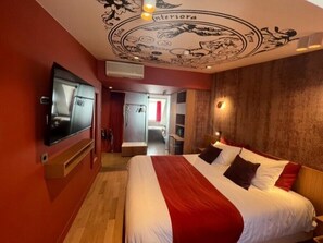 Junior Suite | Minibar, in-room safe, desk, blackout drapes - Hôtel Elixir (Paris)
