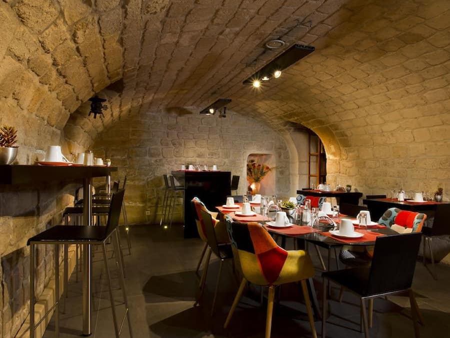 Sarapan bufet setiap hari (EUR 14 seorang)