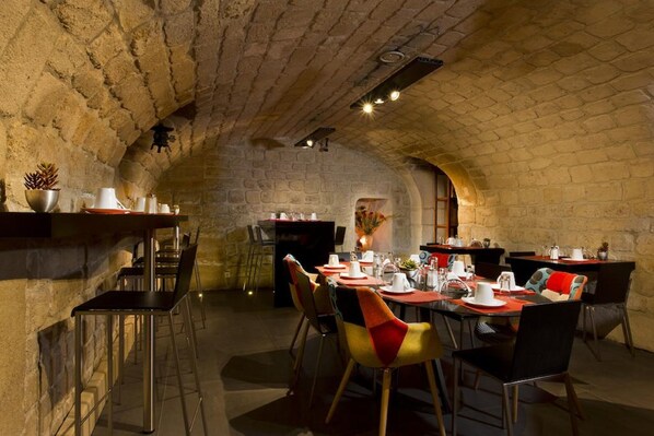 Sarapan prasmanan setiap hari (EUR 14 per orang)