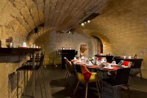 Café da manhã com buffet todos os dias (EUR 14 por pessoa)
