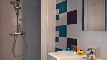 Shower, rainfall showerhead, free toiletries, hair dryer