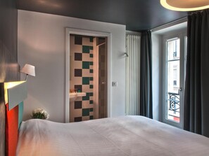 Premium bedding, memory foam beds, in-room safe, individually furnished - Hotel des Métallos (Paris)