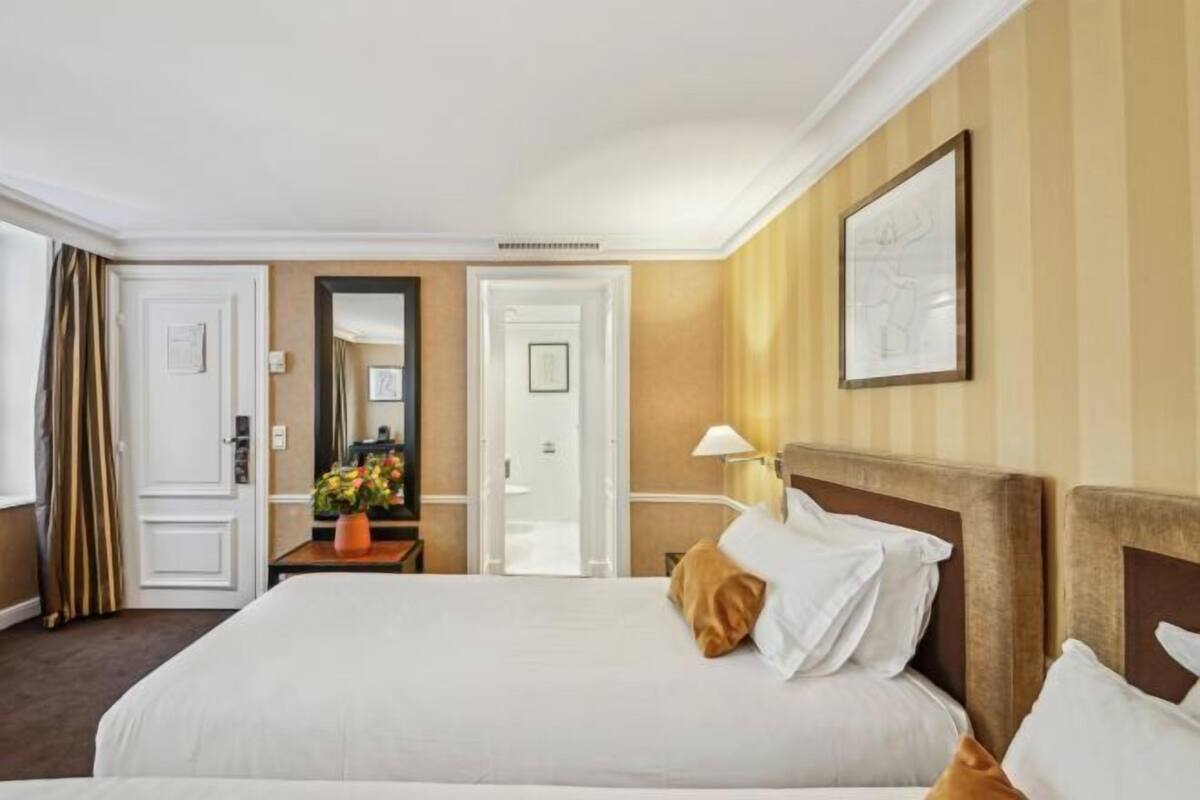 Premium bedding, free minibar, in-room safe, soundproofing