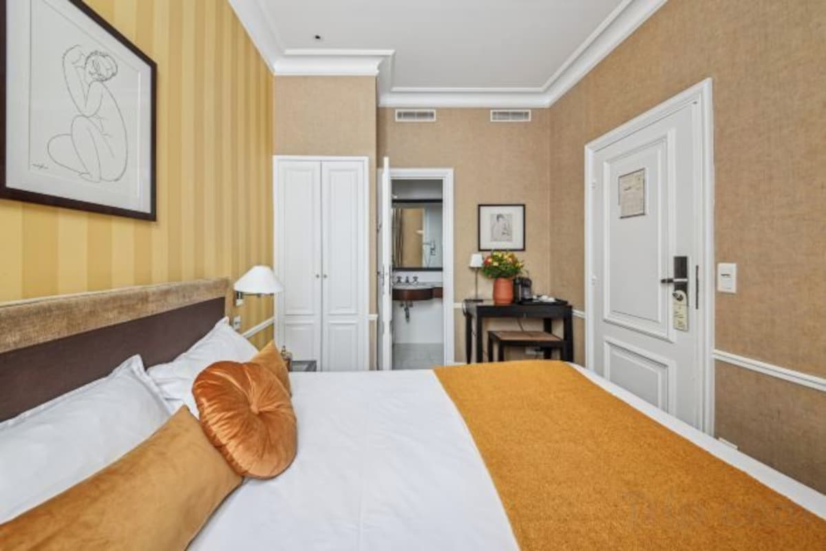 Premium bedding, free minibar, in-room safe, soundproofing