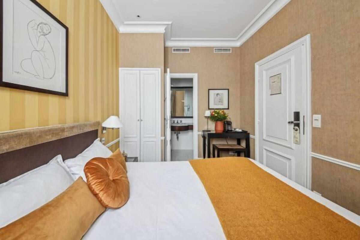 Premium bedding, free minibar, in-room safe, soundproofing