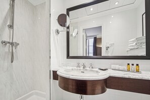 Quarto casal clássico | Banheiro | Produtos de toalete de grife, secador de cabelo, toalhas de banho 